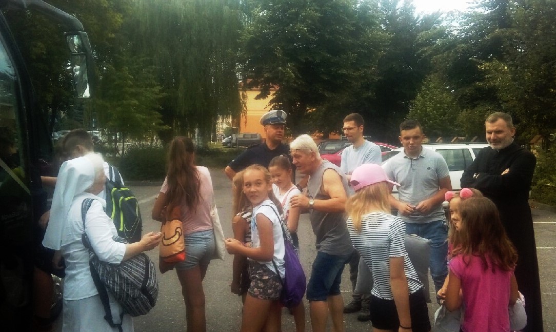 Dzieci wsiadają do busa Dzieci wsiadają do busa